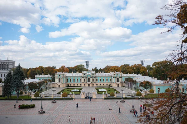 Kyiv, Ukrayna - 6 Ekim 2021: Mariinskyi Sarayı - Ukrayna Cumhurbaşkanının Kyiv 'deki resmi konutu. İnsansız hava aracından görüntüle