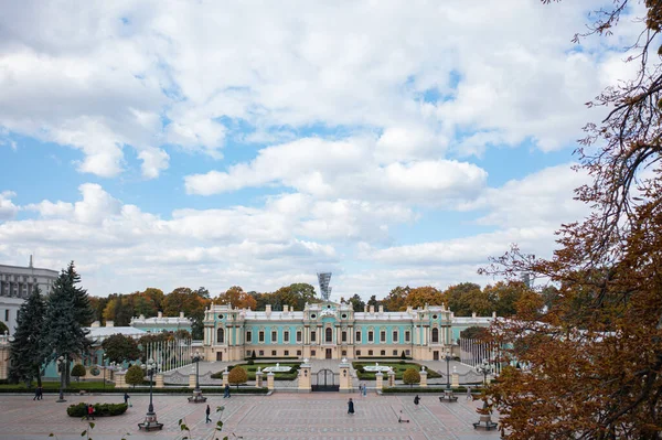 Kyiv, Ukrayna - 6 Ekim 2021: Mariinskyi Sarayı - Ukrayna Cumhurbaşkanının Kyiv 'deki resmi konutu. İnsansız hava aracından görüntüle
