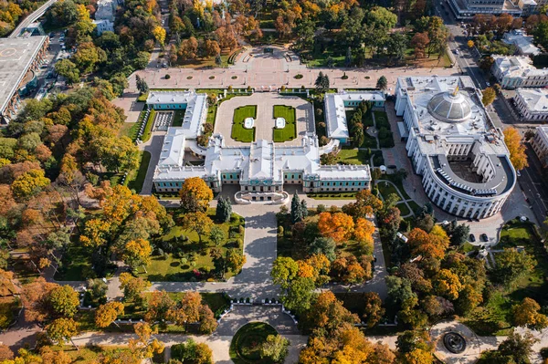 Kyiv, Ukrayna - 6 Ekim 2021: Mariinskyi Sarayı - Ukrayna Devlet Başkanı ve Verkhovna Rada 'nın Kyiv' deki resmi konutu. İnsansız hava aracından görüntüle