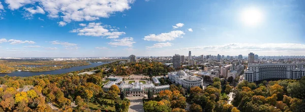 Kyiv, Ukrayna - 6 Ekim 2021: Mariinskyi Sarayı - Ukrayna Devlet Başkanı ve Verkhovna Rada 'nın Kyiv' deki resmi konutu. İnsansız hava aracından görüntüle