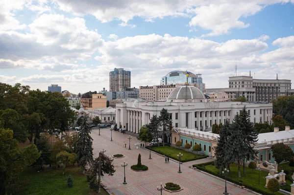 Kyiv, Ukrayna - 6 Ekim 2021: Kyiv 'deki Verkhovna Rada (parlamento) binası. İnsansız hava aracından görüntüle
