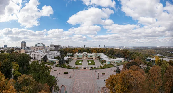 2021年10月6日 乌克兰总统在基辅的官邸Mariinskyi Palace 从无人机观看 — 图库照片