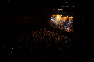 Lviv, Ukrayna - 27-29 Ağustos 2021: Lviv yakınlarındaki Rodatychi 'de ZaxidFest 2021 festivali. İnsansız hava aracından görüntüle