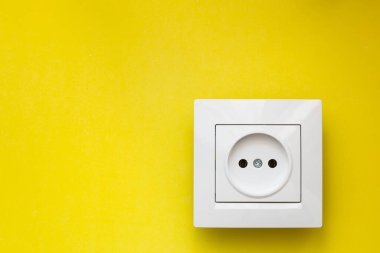 Sarı arkaplanda izole edilmiş beyaz soket