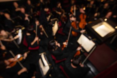 Tiyatrodaki orkestranın odaksız resmi