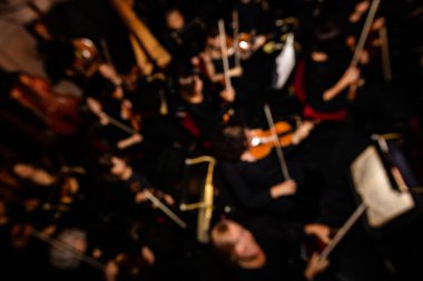 Tiyatrodaki orkestranın odaksız resmi