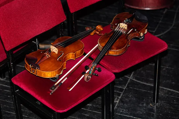 Violinos Cadeiras Durante Intervalo Teatro — Fotografia de Stock