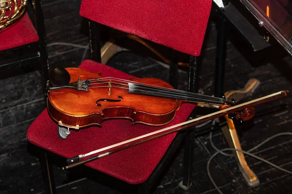 Violinos Cadeiras Durante Intervalo Teatro — Fotografia de Stock