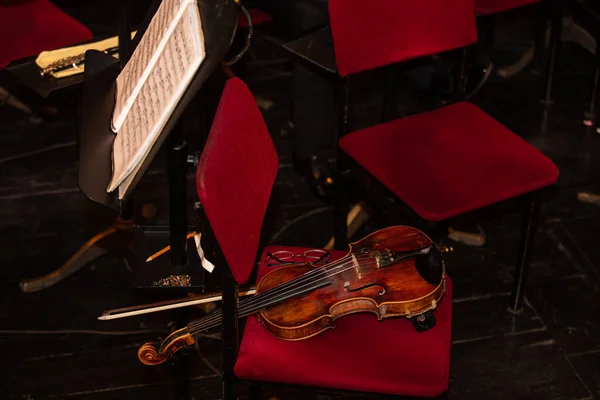 Violinos Cadeiras Durante Intervalo Teatro — Fotografia de Stock