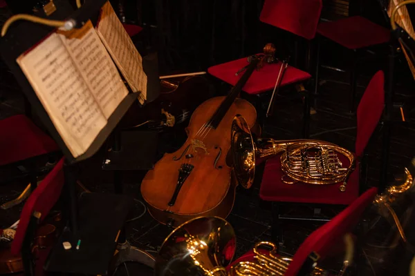 Violoncelle Corne France Sur Chaise Pendant Intervalle Dans Théâtre — Photo