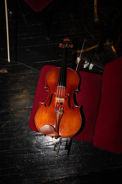 剧场休息时椅子上的小提琴 — 图库照片