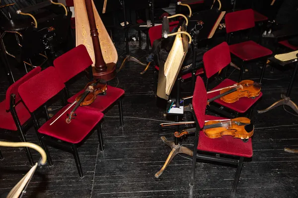 Violinos Cadeiras Durante Intervalo Teatro — Fotografia de Stock