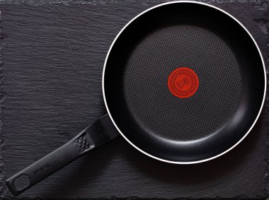 Rumilly, Fransa - 15 Ekim 2021: Tefal kızartma tavasının kapatılması