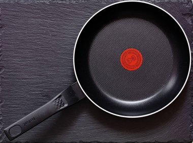 Rumilly, Fransa - 15 Ekim 2021: Tefal kızartma tavasının kapatılması