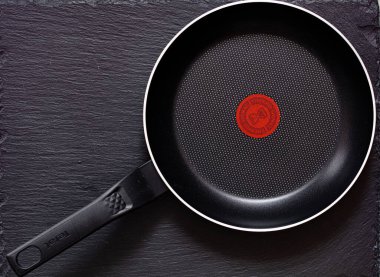 Rumilly, Fransa - 15 Ekim 2021: Tefal kızartma tavasının kapatılması