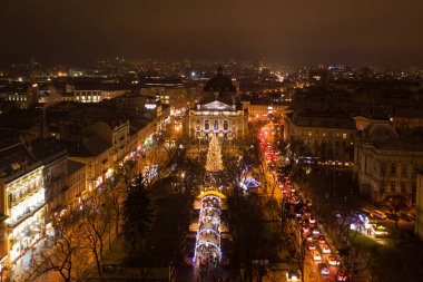 Lviv, Ukrayna - 19 Aralık 2020: Lviv, Ukrayna 'daki Opera Binası yakınlarındaki Noel ağacı. İnsansız hava aracından görüntüle