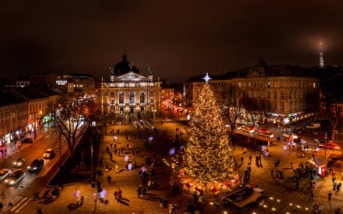 Lviv, Ukrayna - 19 Aralık 2020: Lviv, Ukrayna 'daki Opera Binası yakınlarındaki Noel ağacı. İnsansız hava aracından görüntüle