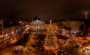 Lviv, Ukrayna - 19 Aralık 2020: Lviv, Ukrayna 'daki Opera Binası yakınlarındaki Noel ağacı. İnsansız hava aracından görüntüle