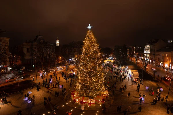 우크라 리비우 2020 우크라 리비우 오페라 하우스 근처의 크리스마스 드론에서 — 스톡 사진