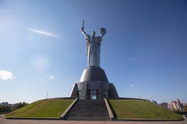 Kyiv, Ukrayna - 6 Ekim 2021: Kyiv 'deki İkinci Dünya Savaşı' nda Ukrayna Ulusal Müzesi 'nin topraklarındaki Anavatan Anıtı.