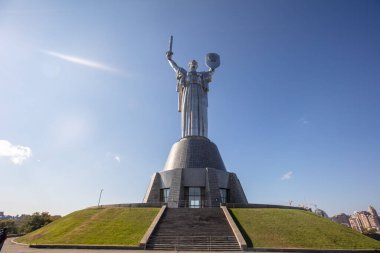 Kyiv, Ukrayna - 6 Ekim 2021: Kyiv 'deki İkinci Dünya Savaşı' nda Ukrayna Ulusal Müzesi 'nin topraklarındaki Anavatan Anıtı.