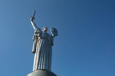 Kyiv, Ukrayna - 6 Ekim 2021: Kyiv 'deki İkinci Dünya Savaşı' nda Ukrayna Ulusal Müzesi 'nin topraklarındaki Anavatan Anıtı.