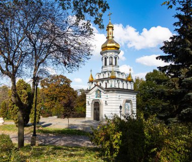 Kyiv, Ukrayna - 6 Ekim 2021: Askold 'un Kyiv' deki mezar parkındaki St. Andrew Şapeli