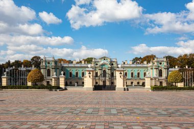 Kyiv, Ukrayna - 6 Ekim 2021: Mariinskyi Sarayı - Ukrayna Cumhurbaşkanının Kyiv 'deki resmi konutu.