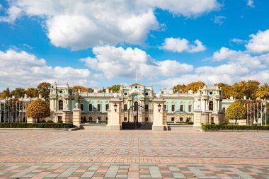 Kyiv, Ukrayna - 6 Ekim 2021: Mariinskyi Sarayı - Ukrayna Cumhurbaşkanının Kyiv 'deki resmi konutu.