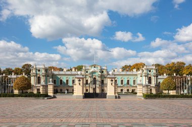 Kyiv, Ukrayna - 6 Ekim 2021: Mariinskyi Sarayı - Ukrayna Cumhurbaşkanının Kyiv 'deki resmi konutu.