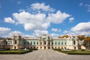 Kyiv, Ukrayna - 6 Ekim 2021: Mariinskyi Sarayı - Ukrayna Cumhurbaşkanının Kyiv 'deki resmi konutu.