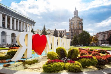 Kyiv, Ukrayna - 6 Ekim 2021: Kyiv 'deki Bağımsızlık Meydanı. Ukrayna işaretlerine bayılırım.