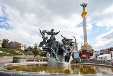 Kyiv, Ukrayna - 6 Ekim 2021: Bağımsızlık Meydanı 'ndaki Kyiv Anıtı