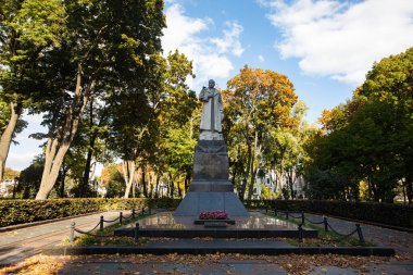 Kyiv, Ukrayna - 6 Ekim 2021: Kyiv 'deki Mykola Vatutin Anıtı