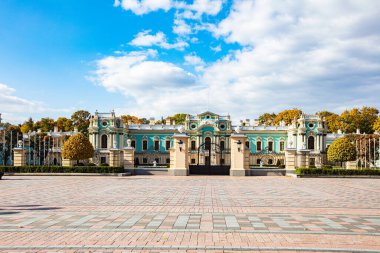 Kyiv, Ukrayna - 6 Ekim 2021: Mariinskyi Sarayı - Ukrayna Cumhurbaşkanının Kyiv 'deki resmi konutu.