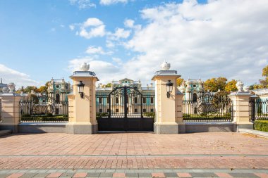 Kyiv, Ukrayna - 6 Ekim 2021: Mariinskyi Sarayı - Ukrayna Cumhurbaşkanının Kyiv 'deki resmi konutu.