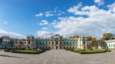 Kyiv, Ukrayna - 6 Ekim 2021: Mariinskyi Sarayı - Ukrayna Cumhurbaşkanının Kyiv 'deki resmi konutu.