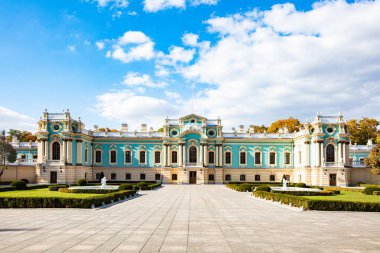 Kyiv, Ukrayna - 6 Ekim 2021: Mariinskyi Sarayı - Ukrayna Cumhurbaşkanının Kyiv 'deki resmi konutu.