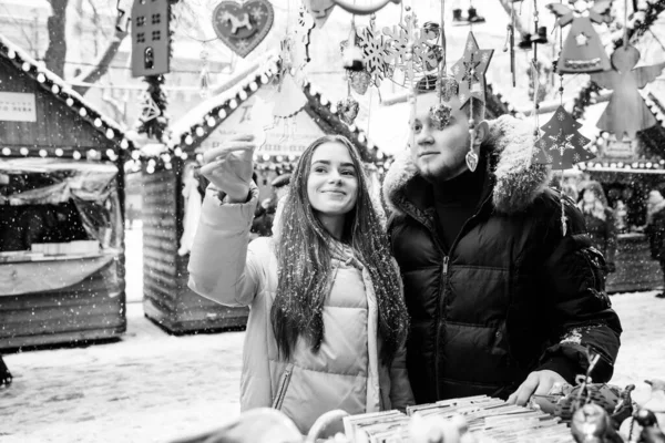 Casal Jovem Feira Natal Lviv Inverno — Fotografia de Stock