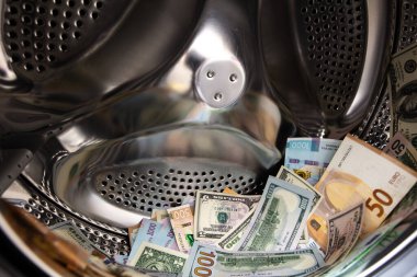 Çamaşır makinesinde Amerikan Doları, Ukrayna Hryvnia ve Euro banknotları