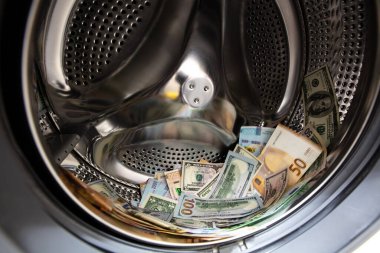 Çamaşır makinesinde Amerikan Doları, Ukrayna Hryvnia ve Euro banknotları