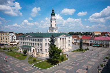 Drohobych, Ukrayna - Temmuz 2021: Drohobych, Ukrayna 'daki belediye binasında hava görüntüsü