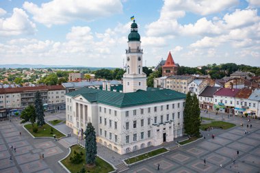 Drohobych, Ukrayna - Temmuz 2021: Drohobych, Ukrayna 'daki belediye binasında hava görüntüsü