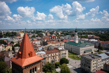 Drohobych, Ukrayna - Temmuz 2021: Drohobych, Ukrayna 'daki belediye binasında hava görüntüsü