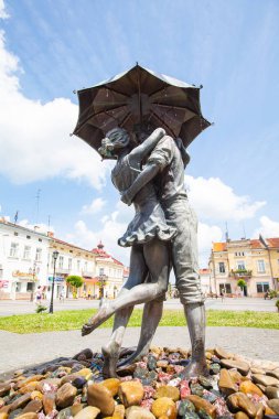 Drohobych, Ukrayna - Temmuz 2021: Yağmurda aşık çift - Drohobych, Ukrayna 'da Çeşme