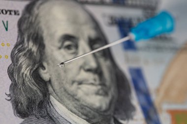 100 dolarlık banknotta şırınga var.