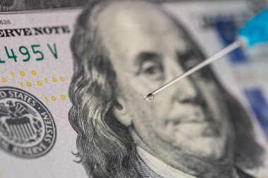 100 dolarlık banknotta şırınga var.