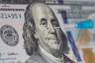 100 dolarlık banknotta şırınga var.