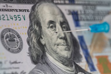 100 dolarlık banknotta şırınga var.