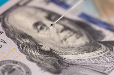 100 dolarlık banknotta şırınga var.
